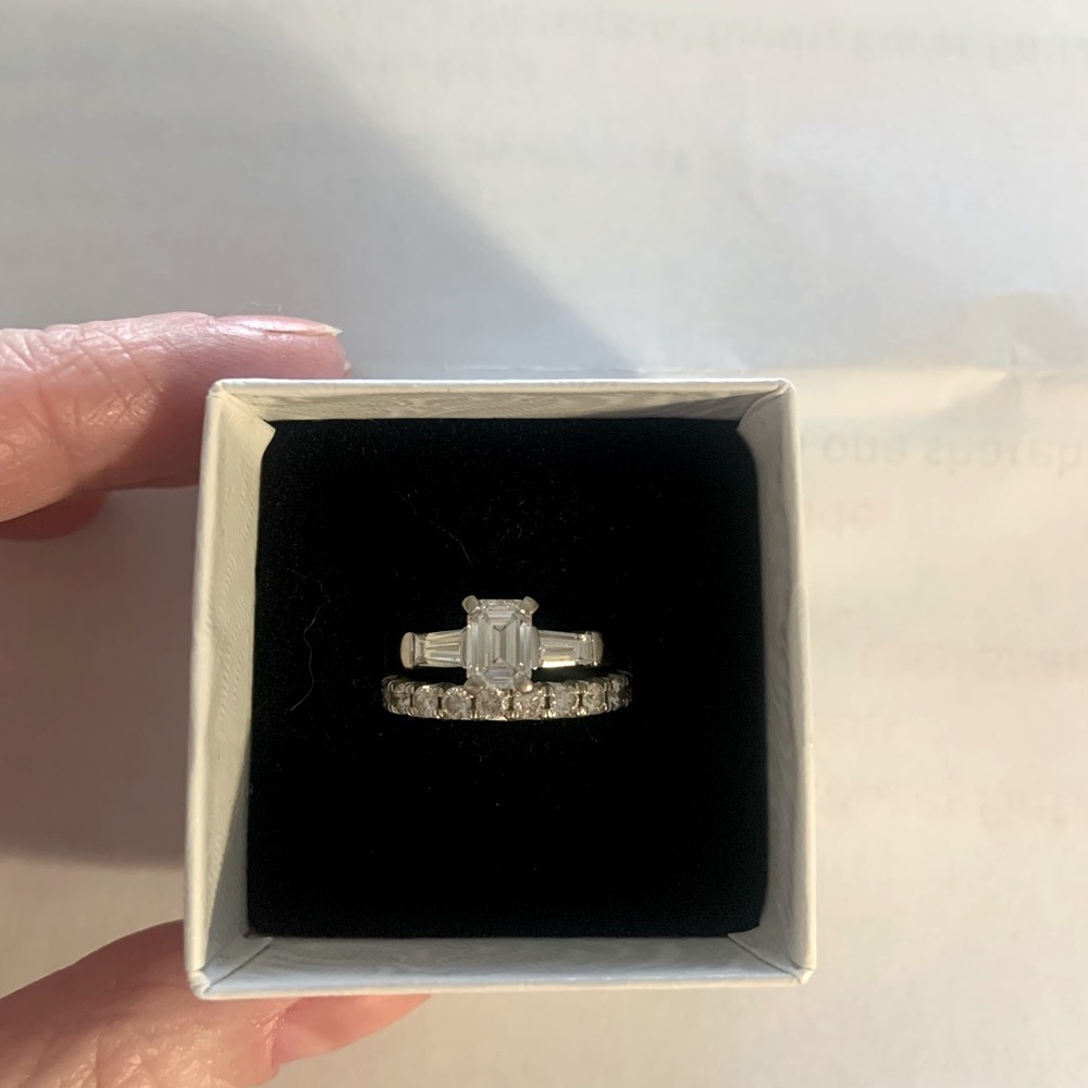 Engagement ring and wedding band set